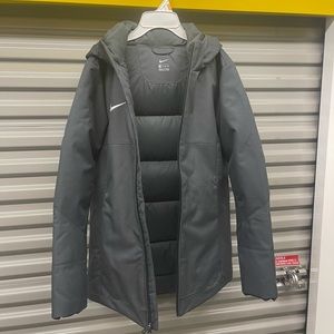 Nike jacket size xxs for men color gray fit big, it’s like a size S